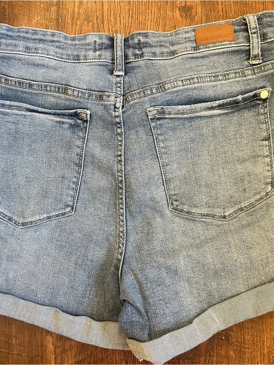 Judy Blue Light Wash Denim Roll-Cuff Shorts - Large - Picture 3 of 4